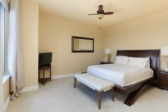 215 Center St, Unit 1205 in San Antonio, TX - Foto de edificio - Building Photo