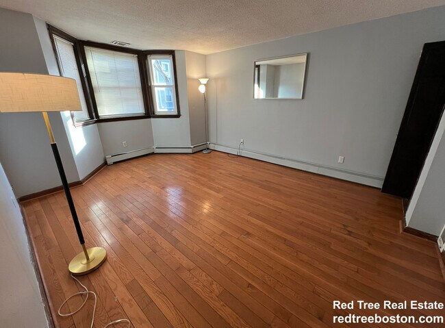 474 E 7th St, Unit 1 in Boston, MA - Foto de edificio - Building Photo
