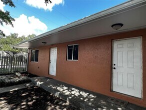 566 NW 95th St in Miami, FL - Building Photo - Building Photo