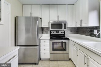 9040 Centerway Rd in Gaithersburg, MD - Building Photo - Building Photo