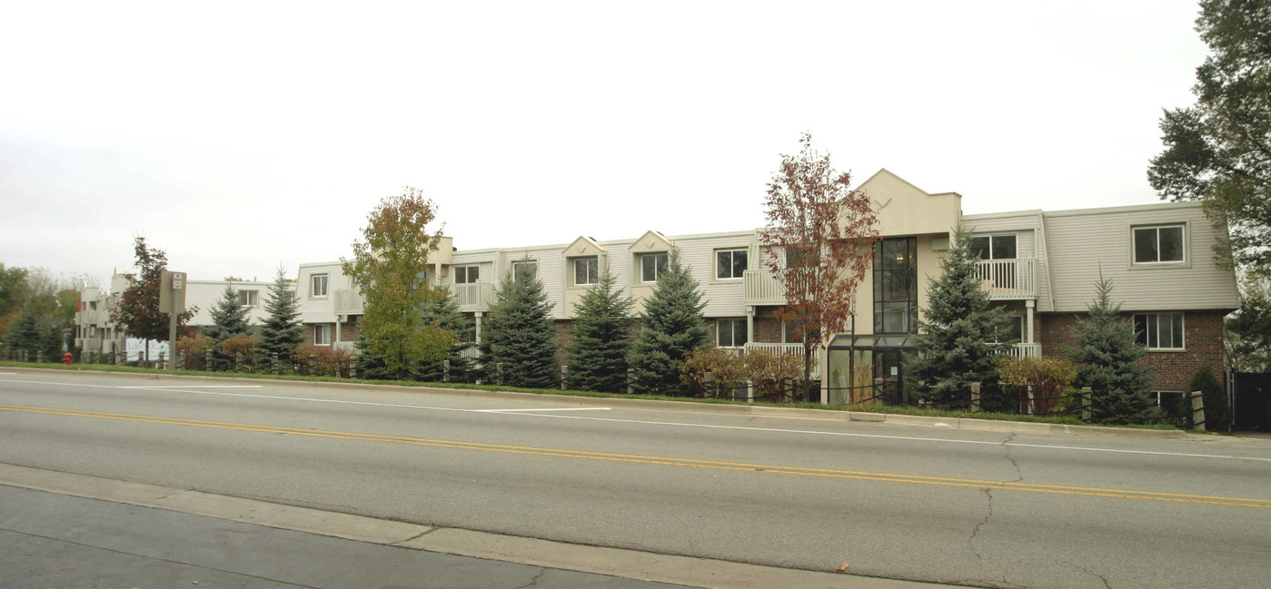 Lakeside Condominiums in Wauconda, IL - Building Photo