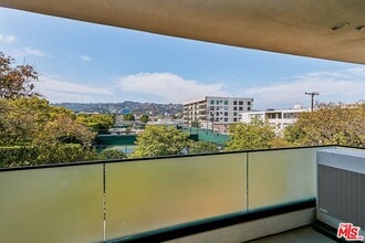 328 N Maple Dr in Beverly Hills, CA - Building Photo - Building Photo