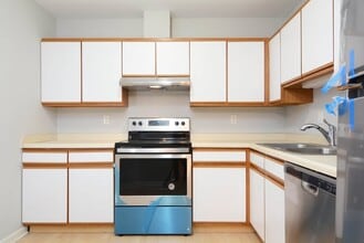 770 W Village Rd, Unit 103 in Chanhassen, MN - Building Photo - Building Photo