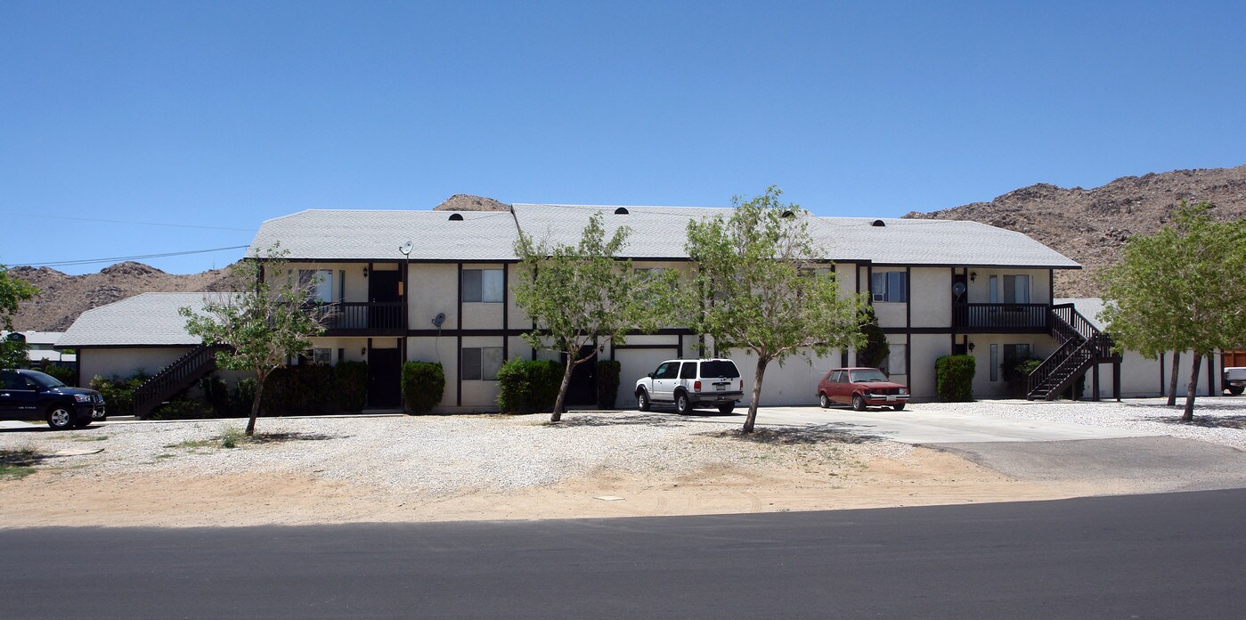 20138 Carlisle Rd in Apple Valley, CA - Foto de edificio