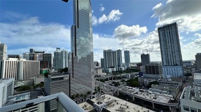 151 SE 1st St, Unit 1711 in Miami, FL - Building Photo - Building Photo