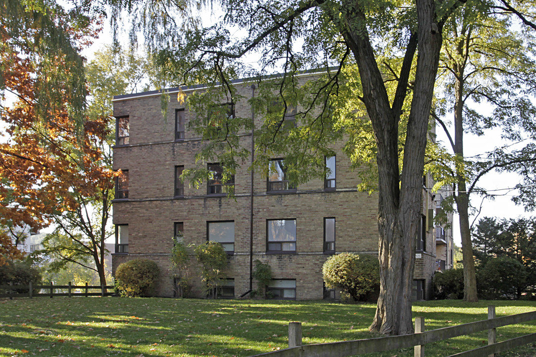 Crown Hill Place in Toronto, ON - Building Photo