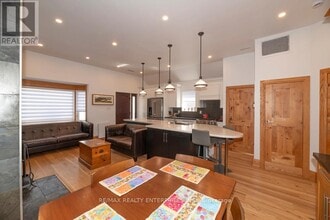 837 Kingston Rd in Toronto, ON - Building Photo - Building Photo