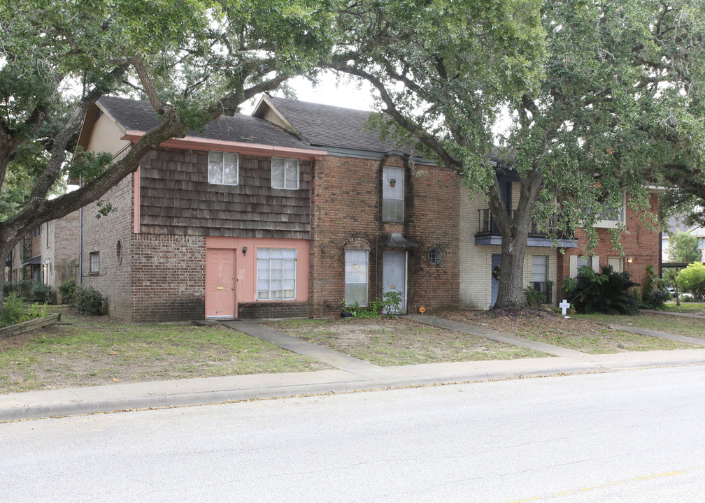 The Royal Oak Apartments in Alvin, TX - Building Photo