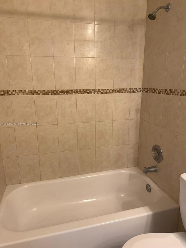 8290 Lake Dr, Unit 520 in Doral, FL - Building Photo - Building Photo