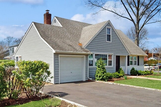 170 Wetherill Rd in Garden City, NY - Building Photo - Building Photo