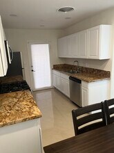 Soledad Apartments in Palm Springs, CA - Foto de edificio - Building Photo