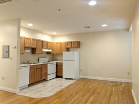 17 Pearl St, Unit 8 in Cambridge, MA - Building Photo