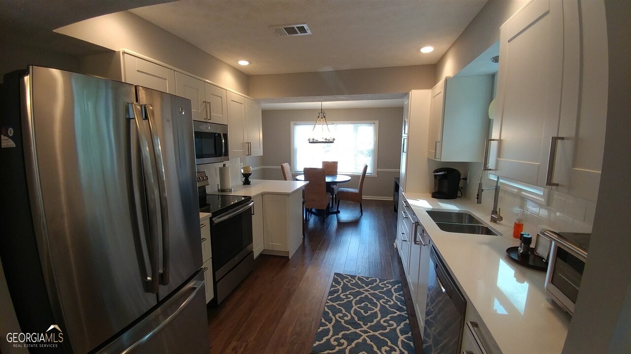 223 Flat Creek Ct in Peachtree City, GA - Foto de edificio