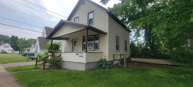216 8th Ave in Eau Claire, WI - Building Photo - Building Photo