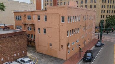 230-234 W Bute St in Norfolk, VA - Foto de edificio - Building Photo