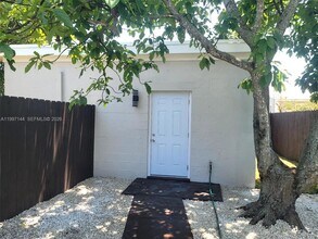 1720 NW 180th Terrace, Unit 1 in Miami Gardens, FL - Foto de edificio - Building Photo