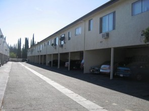 Roscoe Apartments in Winnetka, CA - Foto de edificio - Building Photo