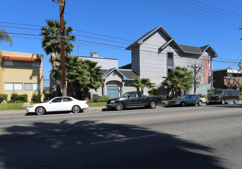 15415 Vanowen St in Van Nuys, CA - Building Photo