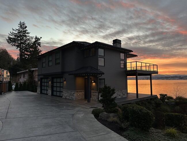 3156 Beach Dr E in Port Orchard, WA - Foto de edificio - Building Photo