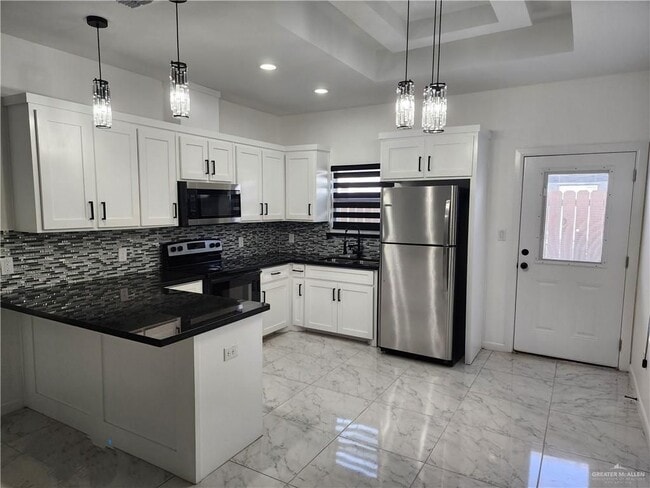 1006 N Woodson Ave in Edinburg, TX - Building Photo - Building Photo