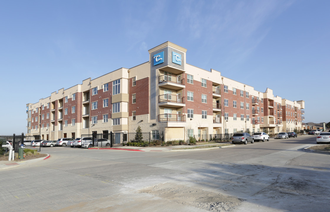 Trinity Mills Condominium in Carrollton, TX - Foto de edificio