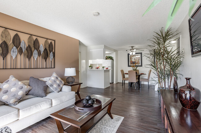 171 Mariposa Apartments in Anaheim, CA - Building Photo - Interior Photo