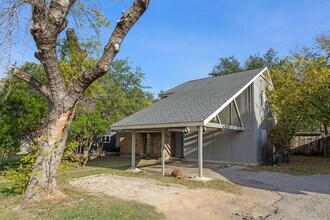 6901 Woodhue Dr in Austin, TX - Building Photo - Building Photo
