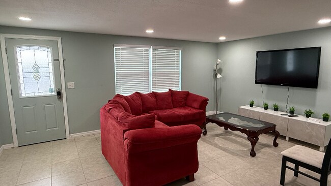 6620 Grace Sweat Rd in Riverview, FL - Foto de edificio - Building Photo