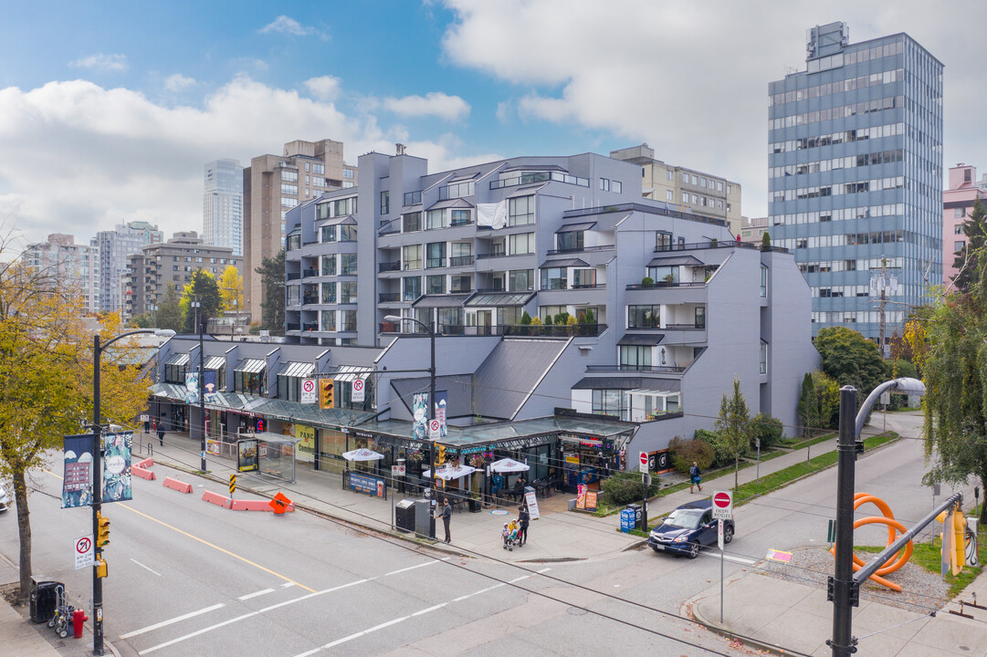 Robson Gardens in Vancouver, BC - Building Photo