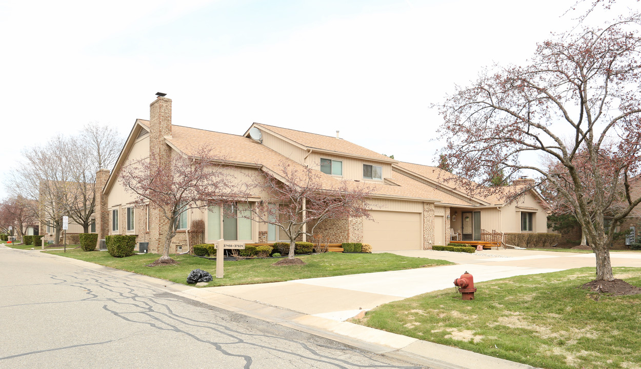 Aspen Place Condos in Livonia, MI - Foto de edificio