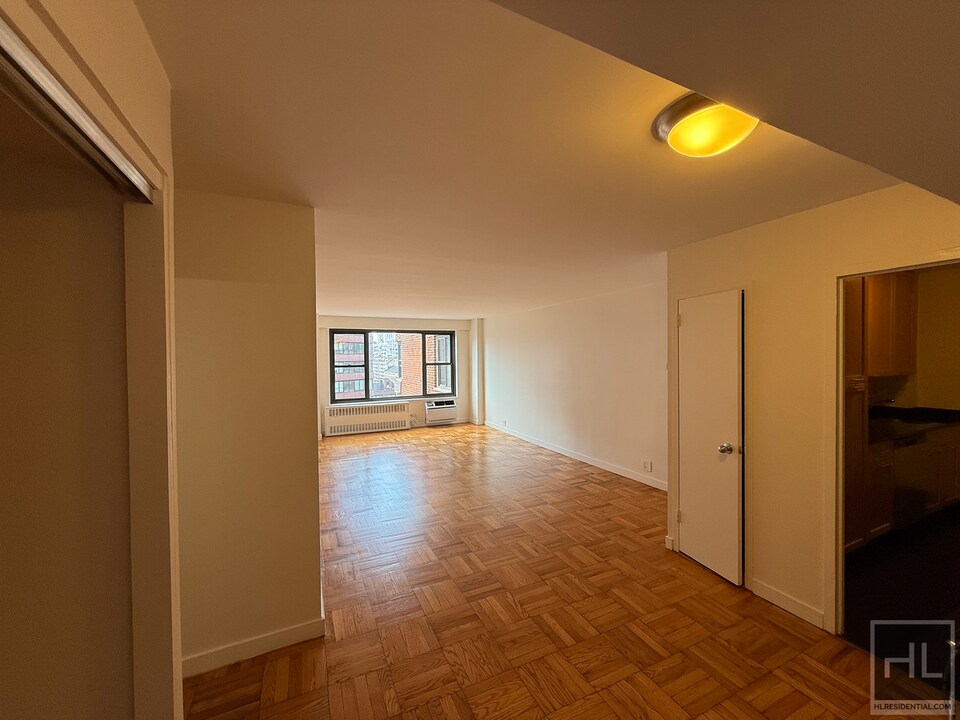 Fourth Avenue in New York, NY - Building Photo