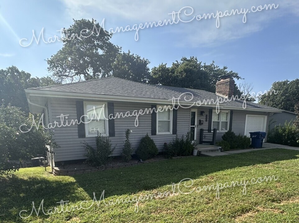605 Short St in Knob Noster, MO - Foto de edificio