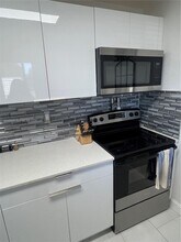 151 Lakeview Dr in Weston, FL - Building Photo - Building Photo