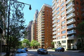 60 Sutton Pl S in New York, NY - Building Photo - Building Photo