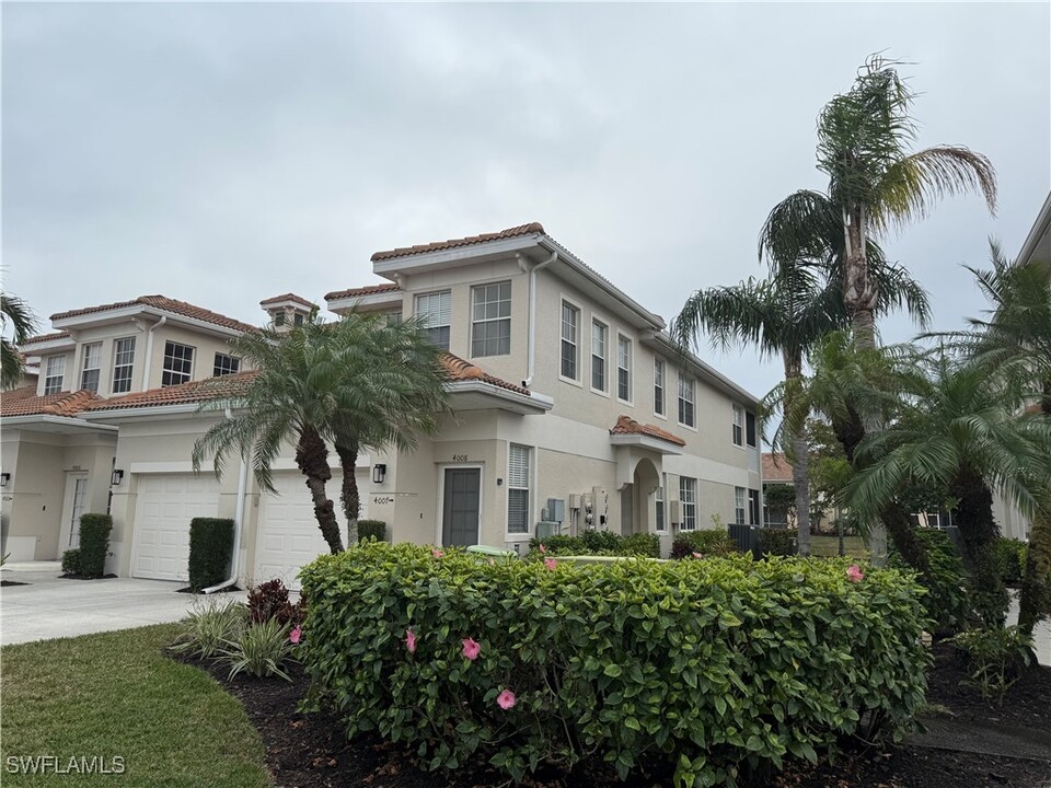 3057 Driftwood Way in Naples, FL - Building Photo