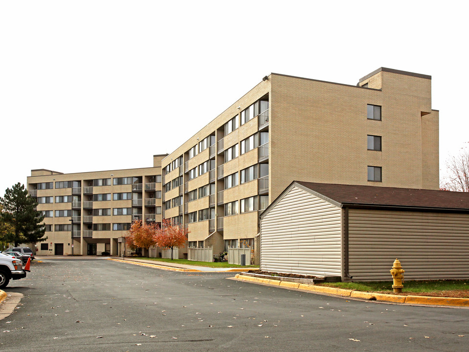 Coventry Apartments in Roseville, MN - Building Photo