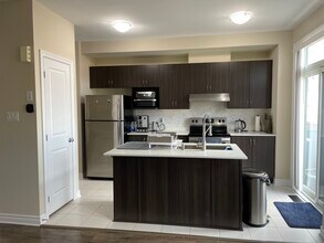 213 Kimpton Dr in Ottawa, ON - Building Photo - Building Photo