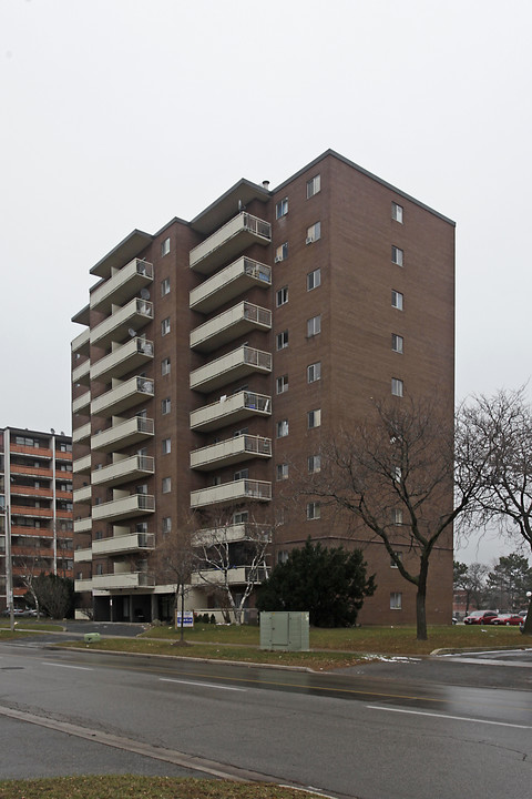 Linda Court in Mississauga, ON - Building Photo