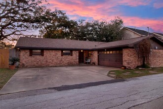 50 Lazy Ln in Kemah, TX - Building Photo - Building Photo