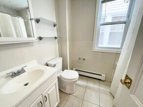 276 E Cottage St, Unit 1 in Boston, MA - Foto de edificio - Building Photo
