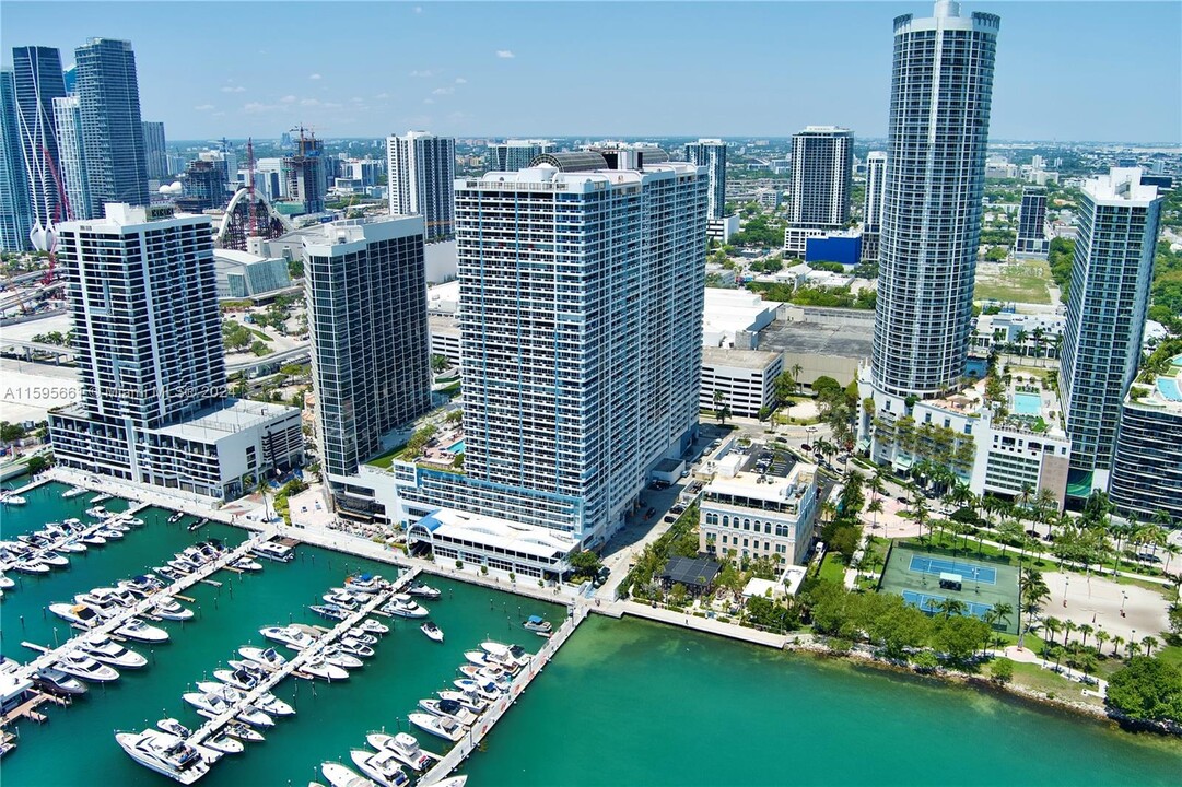 1717 N Bayshore Dr, Unit 3248 in Miami, FL - Foto de edificio