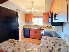 325 S Banana River Blvd in Cocoa Beach, FL - Foto de edificio - Building Photo