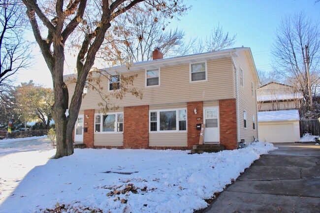 4000 Cleveland St NE, Unit 4000 in Columbia Heights, MN - Foto de edificio - Building Photo