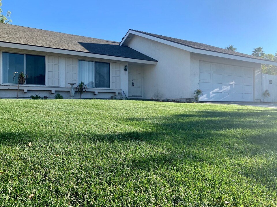 24352 Chrisanta Dr in Mission Viejo, CA - Building Photo