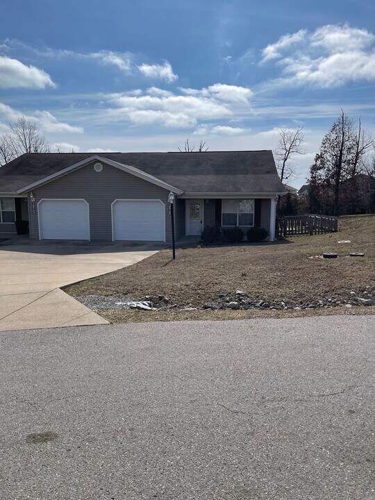 16878 Hurricane Ln, Unit B in St. Robert, MO - Building Photo