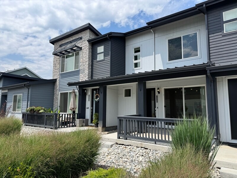 7348 W Asbury Dr in Lakewood, CO - Building Photo