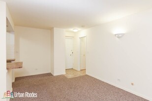 541 W Roscoe St, Unit M06B in Chicago, IL - Building Photo - Building Photo