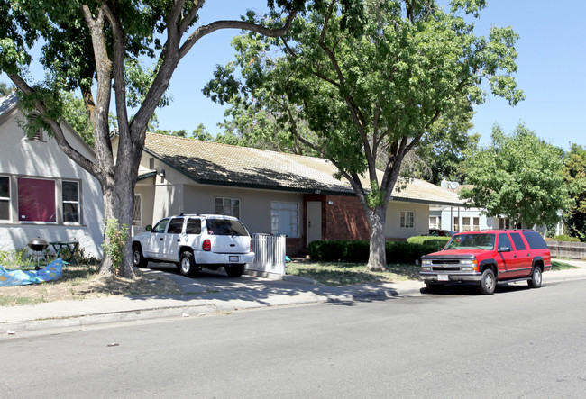 127-129 Santa Barbara Ave in Modesto, CA - Foto de edificio - Building Photo