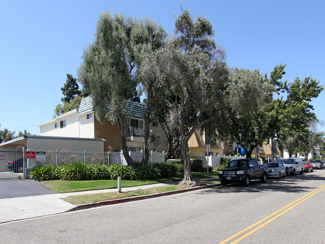 Village Townhomes Apartments in Ventura, CA - Foto de edificio - Building Photo