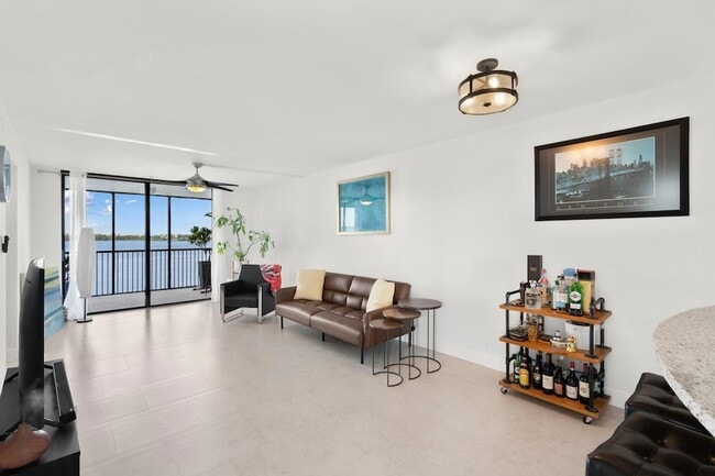 111 Lake Emerald Dr, Unit 401 in Oakland Park, FL - Foto de edificio - Building Photo